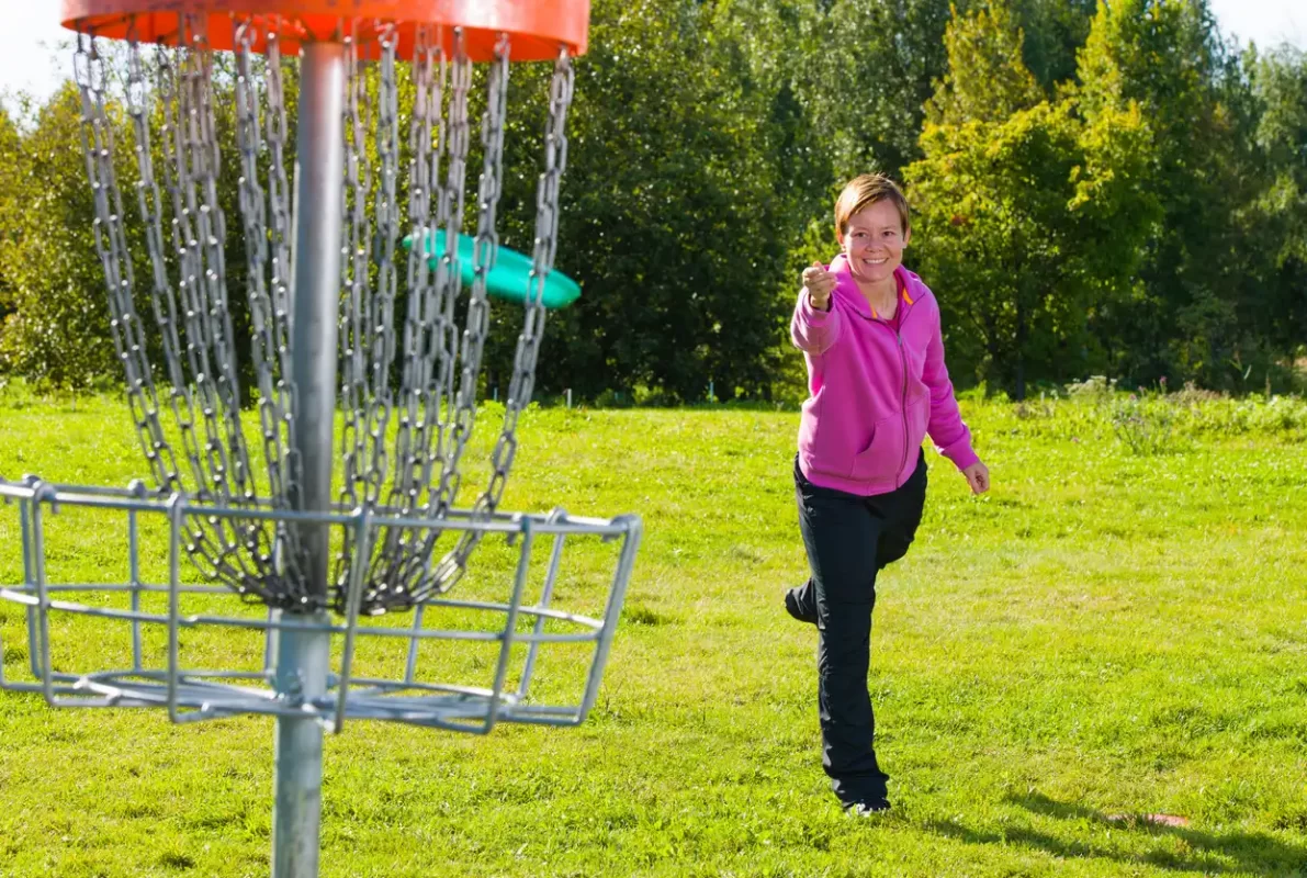 frisbee-ultimate-femme-qui-pratique-le-disc-golf-lance-le-disque-dans-le-panier