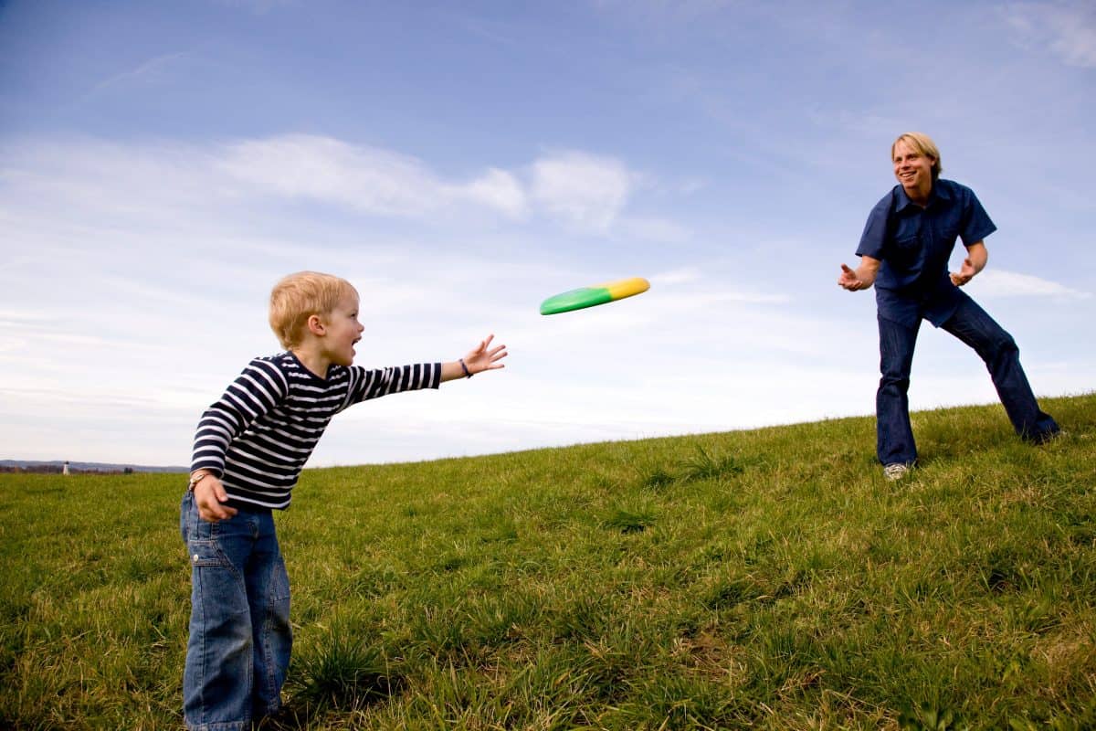 frisbee-enfants-et-exercice-physique-pere-et-fils-jouent-au-frisbee-en-plein-air-frisbee-ultimate