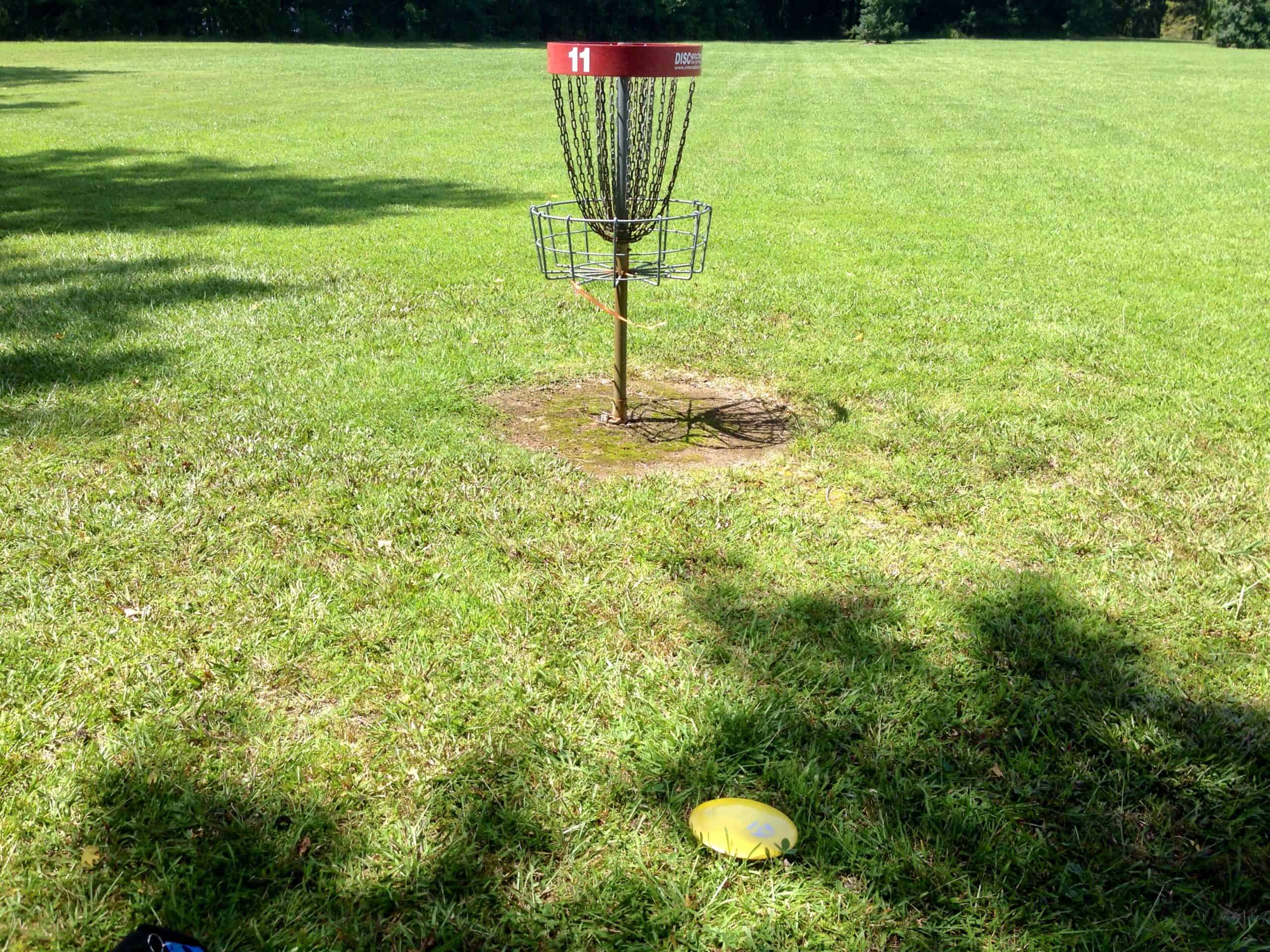 parcours-de-disc-golf-tentative-de-birdie-panier-de-disc-golf-et-frisbee-a-terre-frisbee-ultimate