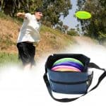 sac-de-rangement-pour-frisbees-homme-qui-lance-un-frisbee-et-sac-carre-plein-de-disques-boutique-frisbee-ultimate