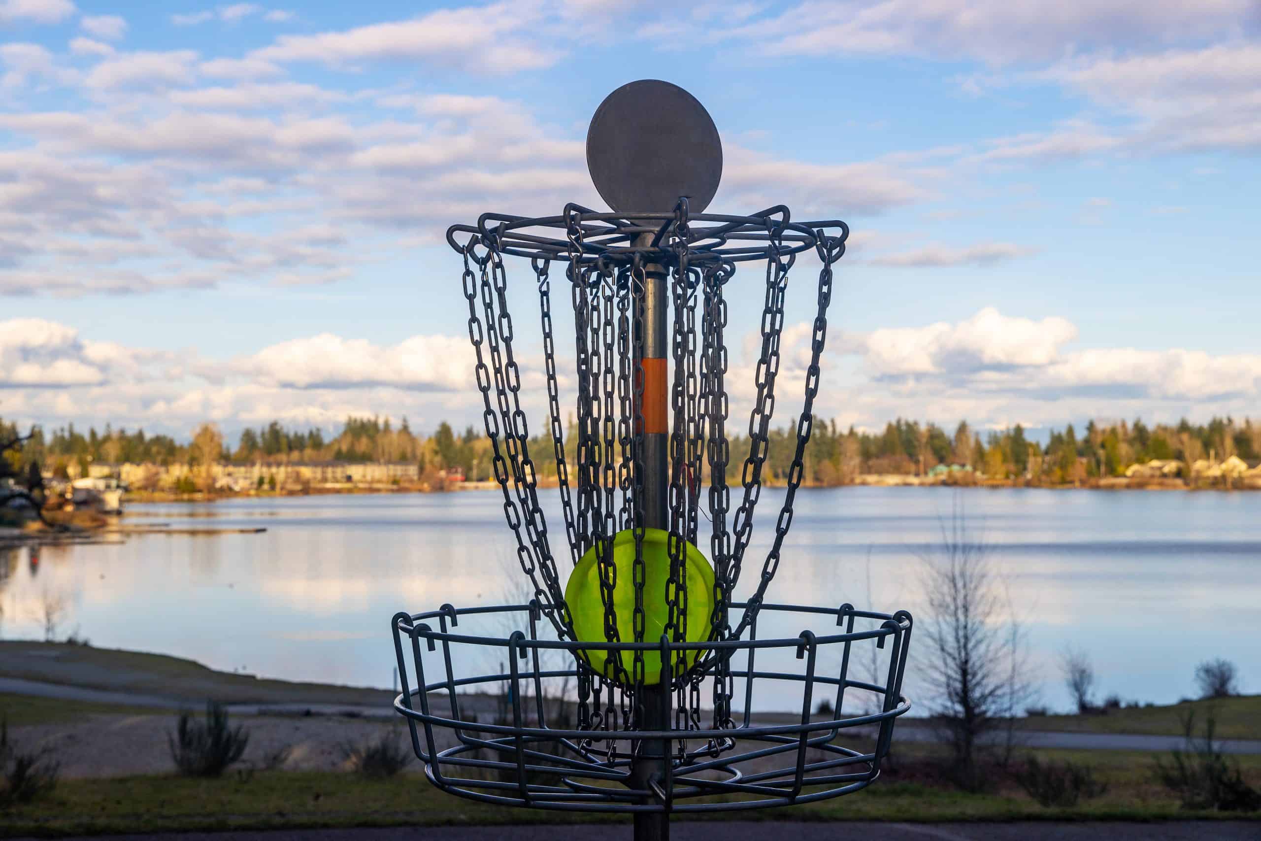 bien-choisir-son-frisbee-panier-de-disc-golf-devant-un-lac-boutique-frisbee-ultimate
