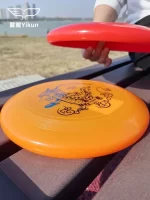 Frisbee pour enfants Yikun UltiPro Junior Ultimate Disc 135g - Frisbees rouge et orange sur la plage - Boutique en ligne Frisbee-Ultimate