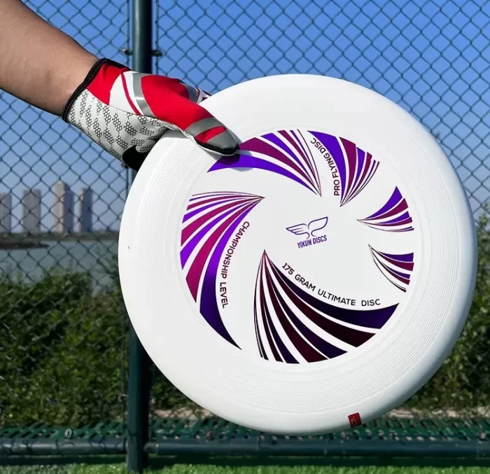 Frisbee Ultimate Yikun - Série UltiPro Ultiwave Disc - Blanc dans les mains d'un joueur