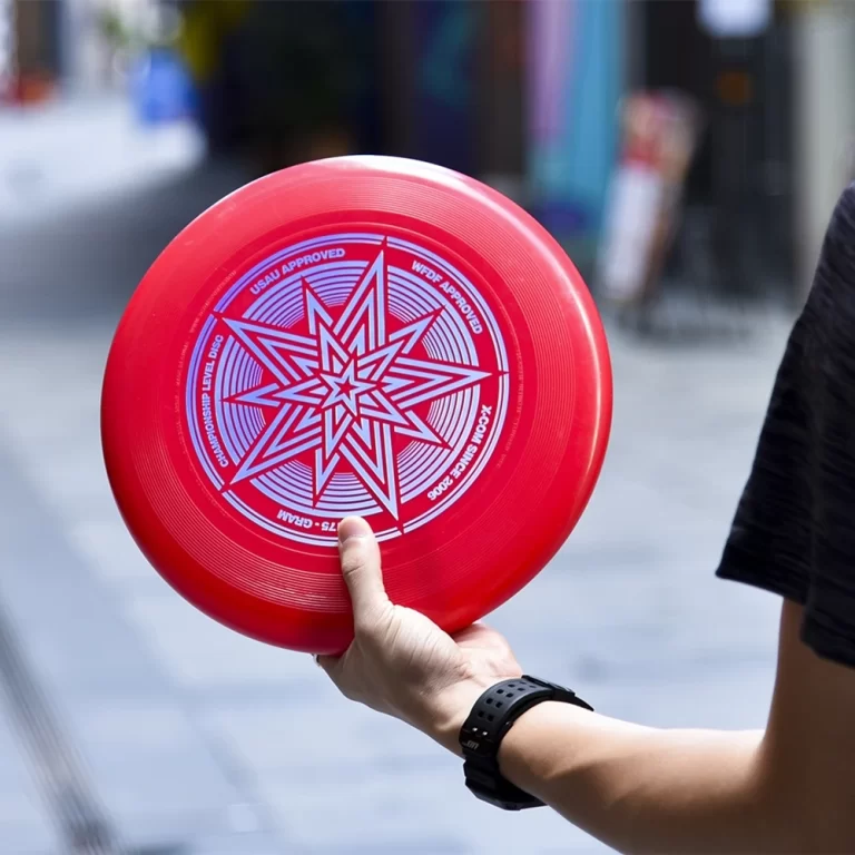 frisbee-x-com-ultimate-star-rouge-dans-sa-main-boutique-frisbee-ultimate