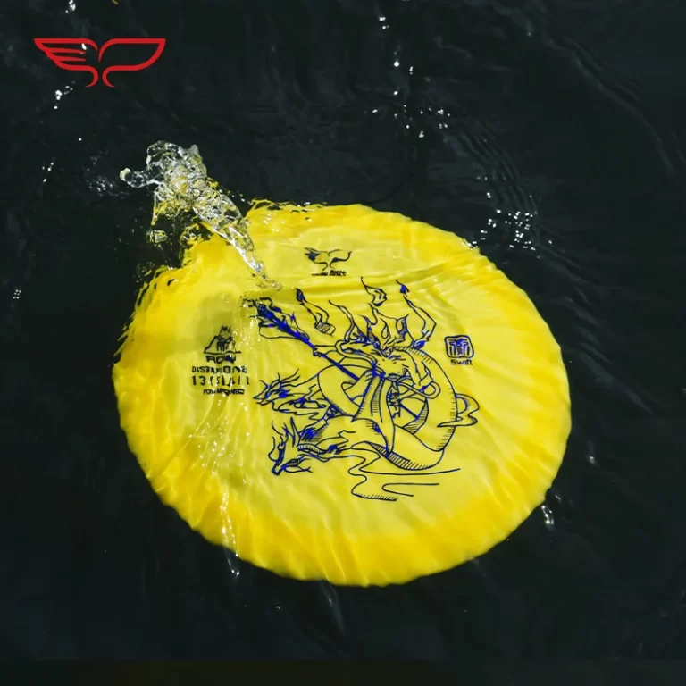 Frisbee Yikun Disc-Golf Distance Driver RONG Swift Line - jaune qui flotte dans l'eau