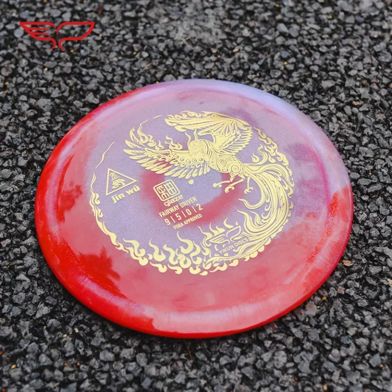 Frisbee Yikun Disc-Golf Fairway Driver JINWU Glaze Line - Rouge posé sur le sol