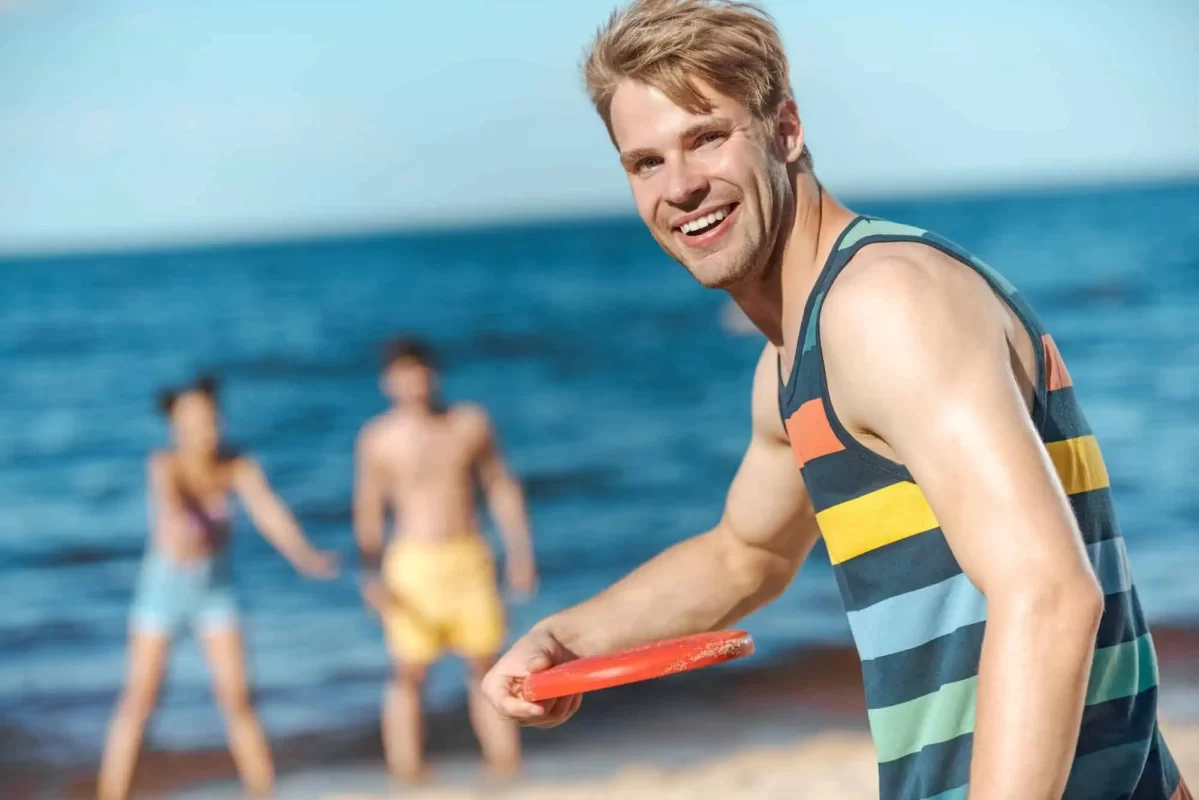 joueurs-de-frisbee-loisirs-en-vacances-a-la-plage-frisbee-ultimate